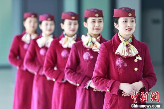 重慶高鐵乘務(wù)員開展專業(yè)禮儀服務(wù)培訓(xùn)，提升乘客出行體驗(yàn)